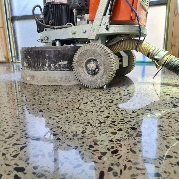 Đánh bóng sàn đá mài là dùng máy chuyên dụng và hóa chất xử lý bề mặt Terrazzo.