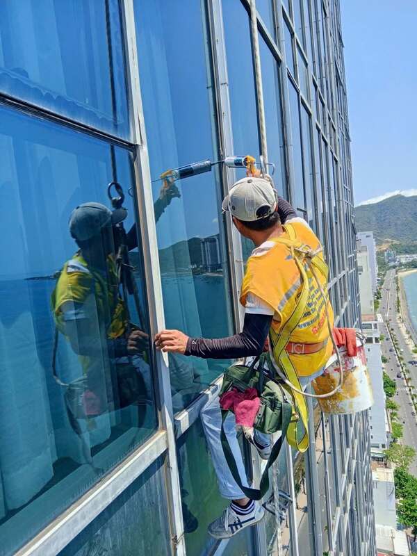 Vệ Sinh Thịnh Phát cung cấp dịch vụ lau kính uy tín, chuyên nghiệp